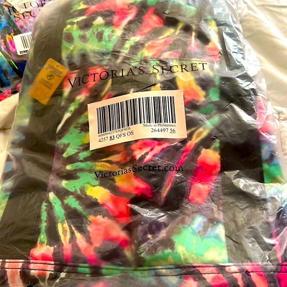 PINK Victoria’s Secret
EVERYDAY DUFFLE - Picture 4 of 5